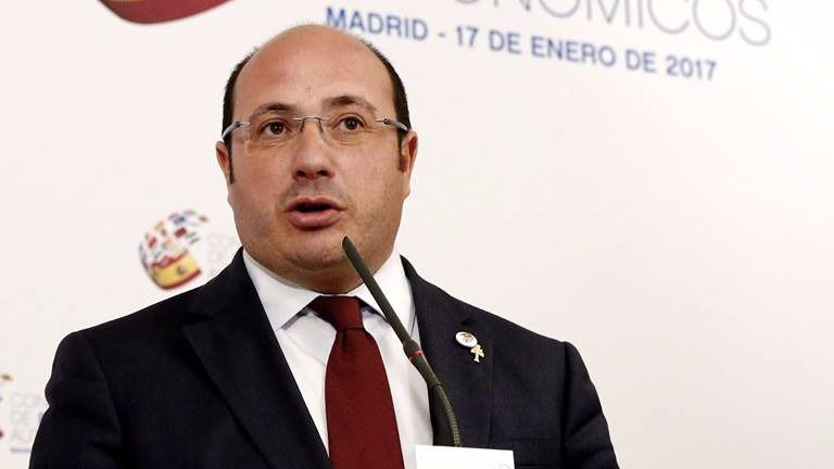 La división de la oposición en Murcia ante una moción de censura da una 'tregua' inesperada a Sánchez