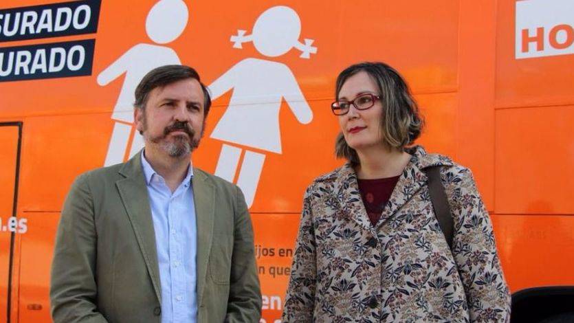 Ignacio Arsuaga, presidente de Hazte Oír, y Charlotte Goiar, primera persona en cambiar de sexo en España 