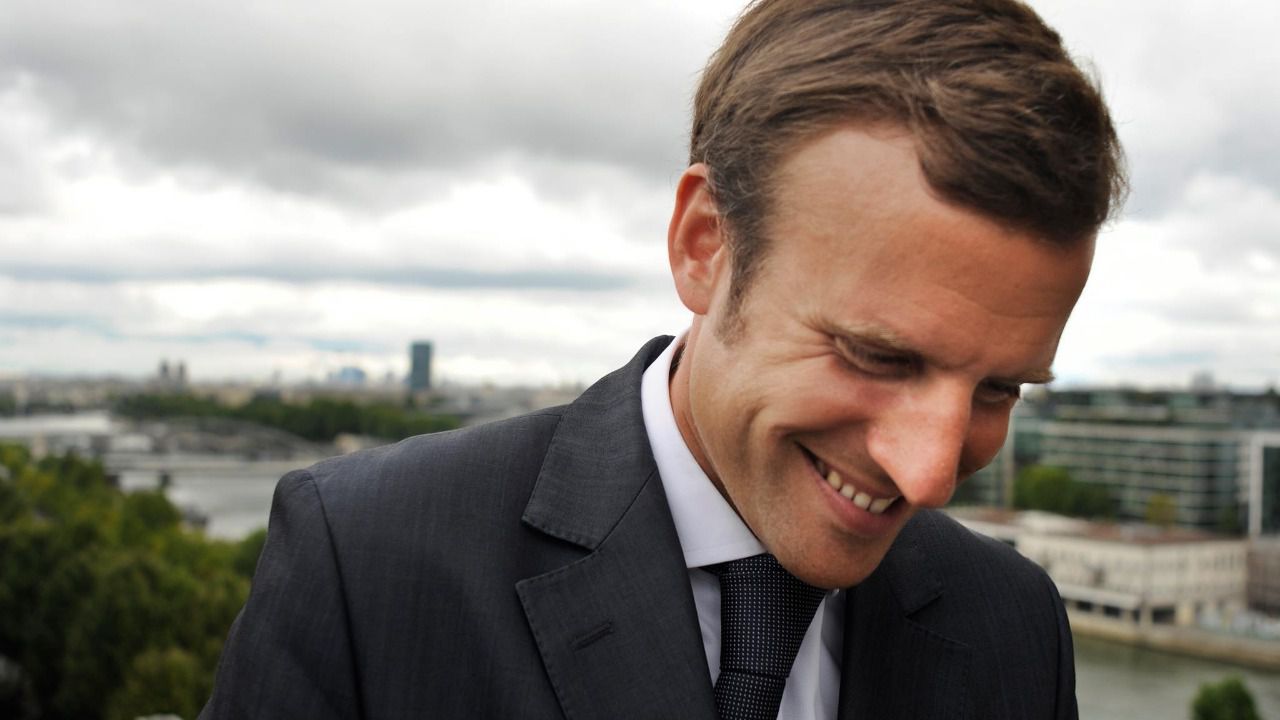 Macron consolida la primera posición en los sondeos para superar a la candidata del miedo, Le Pen