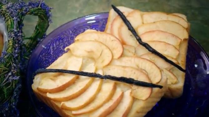 Sorprende en el desayuno con estas tostadas de manzanas asadas