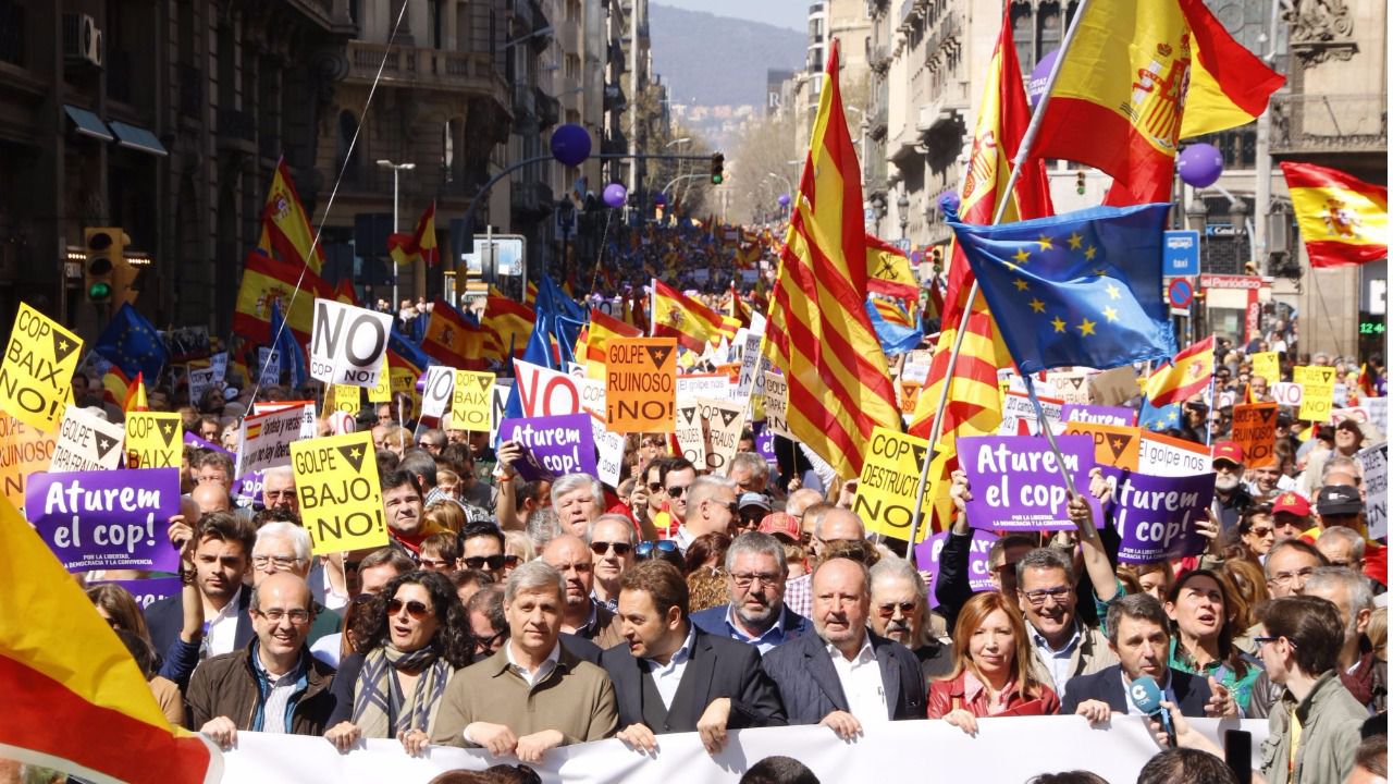 Miles de personas se manifiestan en Cataluña contra una hipotética independencia