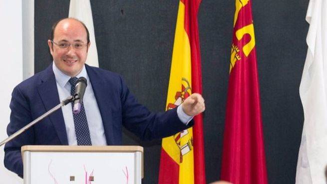 El PSOE de Murcia se adelanta y presenta la moción de censura contra el presidente Sánchez