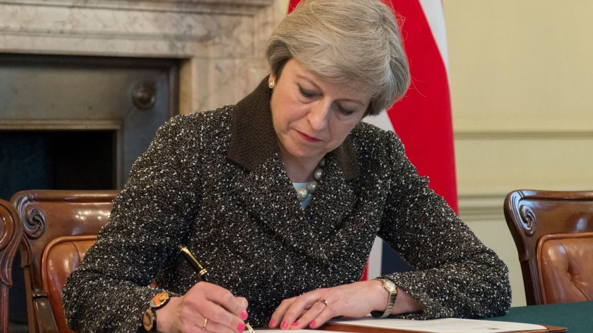 May firma la petición de salir de la Unión Europea mientras Escocia se prepara para dejar de ser británica