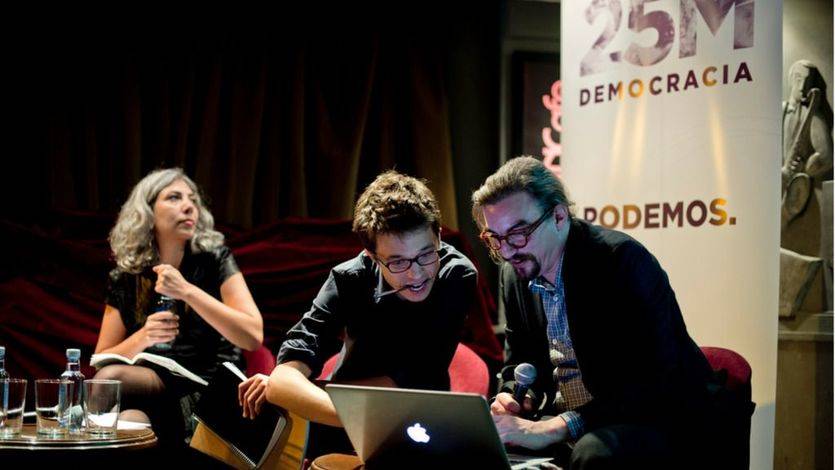 Íñigo Errejón junto a Jorge Lago y Jasmín Beirak en la presentación del Instituto 25M en 2015