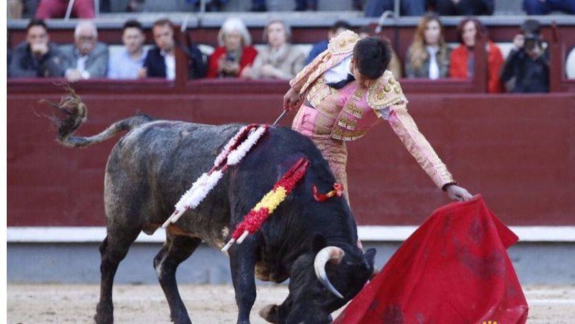 Ángel Sánchez 'entra' en Madrid pese a sus fallos a espadas que le cerraron la Puerta Grande