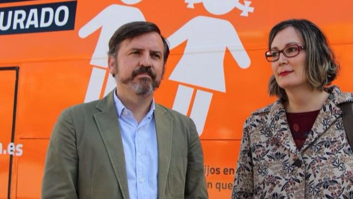 Ignacio Arsuaga, presidente de Hazte Oír, y Charlotte Goiar, primera persona en cambiar de sexo en España 