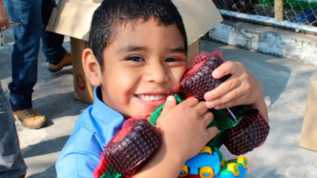 La campaña 'Un Juguete, una Ilusión' bate récords: enviará 350.000 juguetes y material educativo a niños de más de 13 países