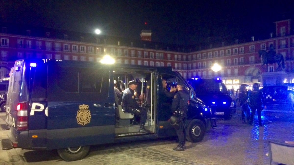 Un periodista británico culpa a la Policía de los graves incidentes en Madrid con los hinchas del Leicester