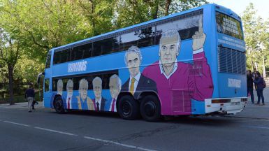 Podemos señala a Rajoy, Rato, Aznar o González en un autobús dedicado a 'la trama'