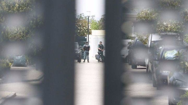 
Agentes de la UCO de la Guardia Civil aguardan a las puertas de la vivienda de Ignacio González en Aravaca