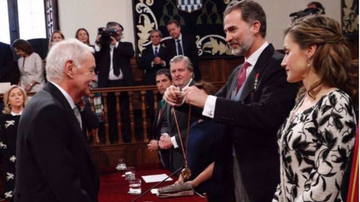 Eduardo Mendoza recibe el Cervantes con humor e ironía 'en estos tiempos confusos'