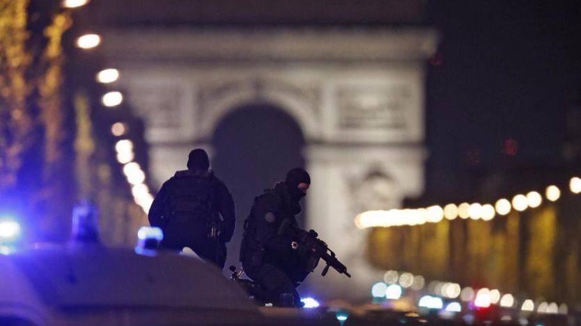Atentado en Francia antes de las elecciones: un policía muerto y otro herido en un tiroteo en los Campos Elíseos de París