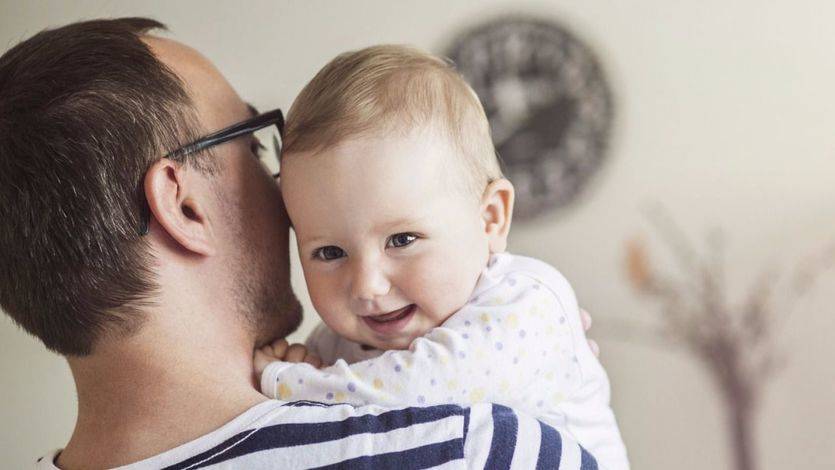 Un permiso de paternidad remunerado de 4 meses, la propuesta más progresista llega desde Bruselas