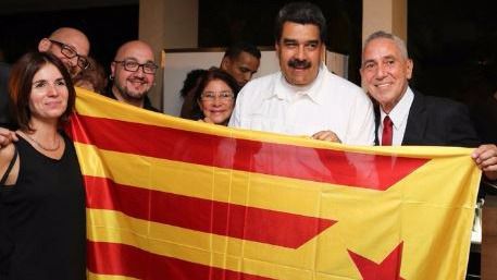 Nicolás Maduro posa con la 'estelada'