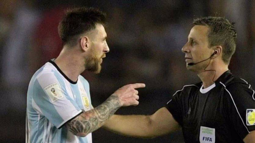 Lionel Messi insulta a un árbitro en un partido de la selección Argentina