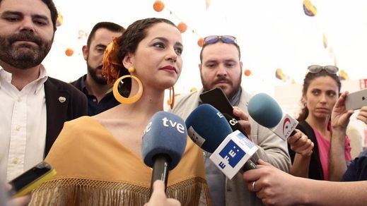 Inés Arrimadas, vestida de sevillana, presume de Ciudadanos y su apuesta por la Feria de Abril de Cataluña