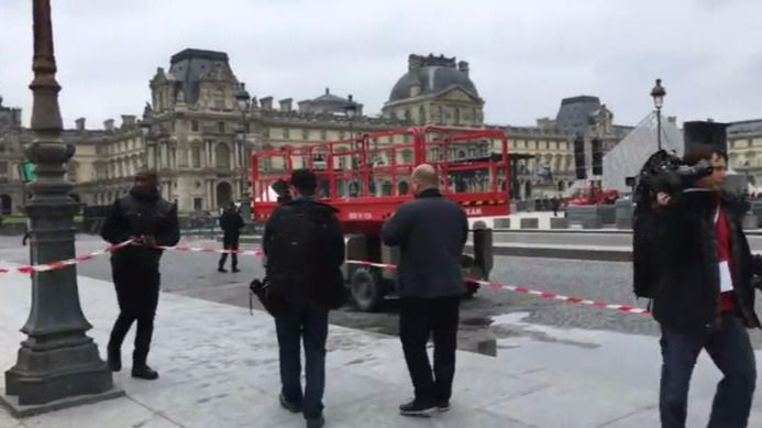¿Malos augurios para Macron? La policía evacúa la explanada del Louvre donde pensaba celebrar su victoria