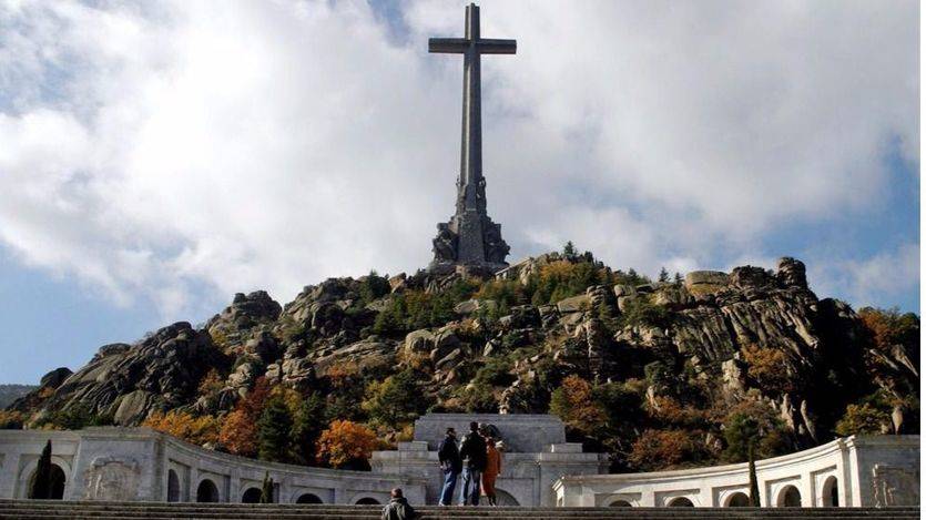 El Congreso exige al Gobierno sacar a Franco del Valle de los Caídos