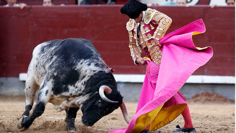 Morenito lancea a la verónica al toro al que cortó una oreja