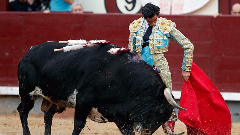 Curro Díaz muletea al natural al cuarto toro