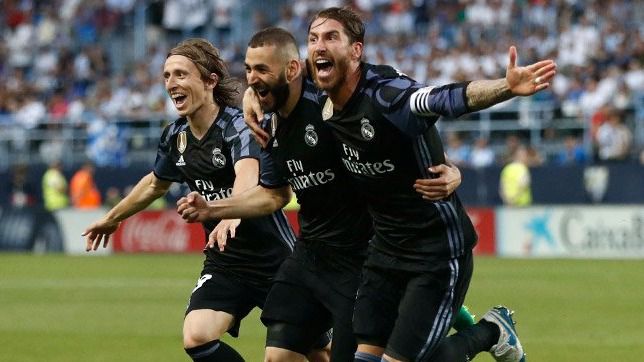 La Liga vuelve a vestirse de blanco: el Real Madrid estoquea al Málaga y se corona justo campeón (0-2)