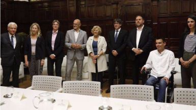 Reunión entre el Ayuntamiento de Madrid, con Manuela Carmena al frente, y la Generalitat de Catalunya, con su peesidente, Carles Puigdemont