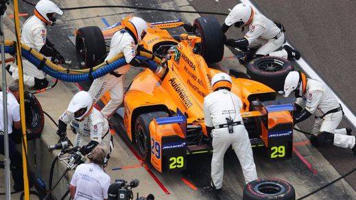 Indianápolis: el coche también traiciona a Alonso, que llegó a liderar la carrera antes de abandonar