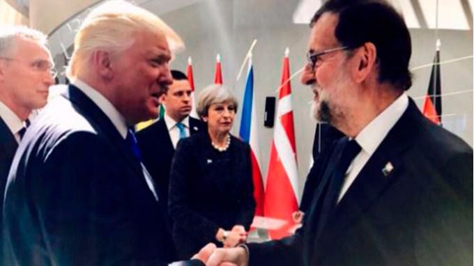 Donald Trump saluda a Mariano Rajoy en la Cumbre de la OTAN