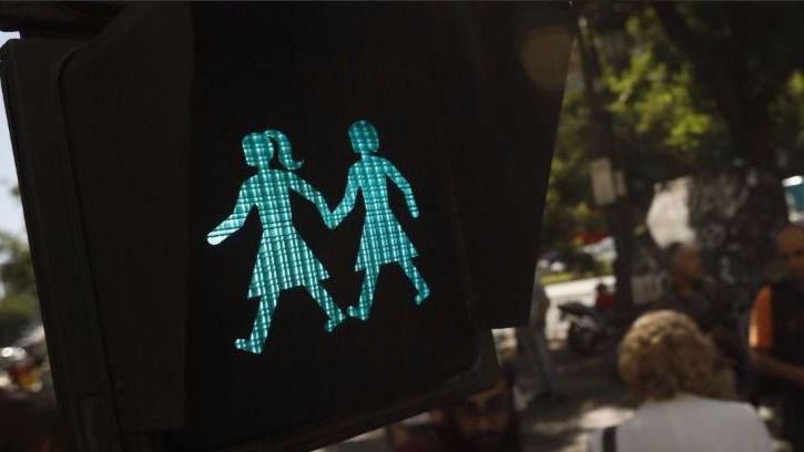 Manuela Carmena instala en Madrid los semáforos de la diversidad sexual