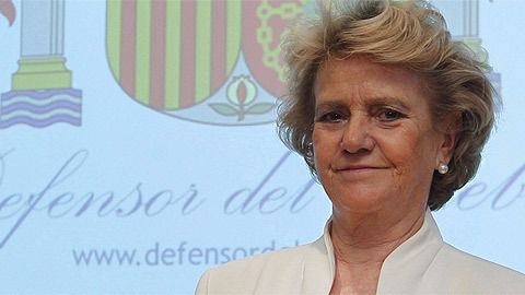 La Defensora del Pueblo, Soledad Becerril, deja el cargo en plena disputa con el Gobierno