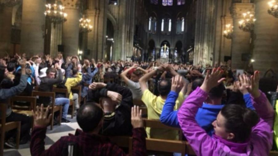 "¡Es por Siria!", gritó el hombre armado con un martillo en Notre Dame