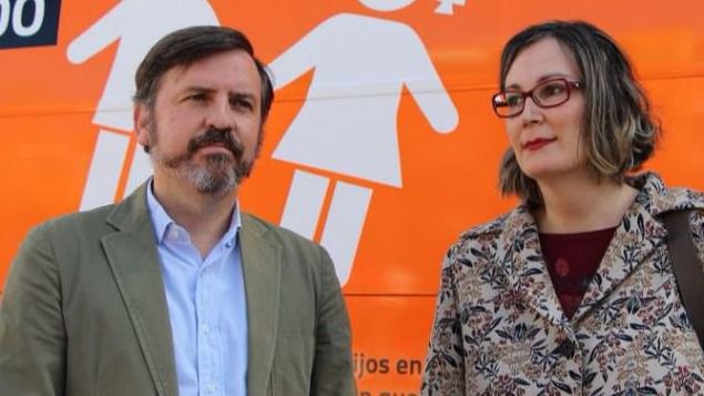 Hazte Oír acusa a dirigentes de Podemos de atacar con piedras su autobús tránfobo: "Sabemos quiénes son"