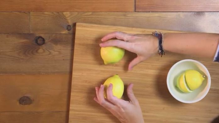 Trucos de cocina: cómo sacar todo el jugo a un limón