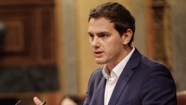 Rivera continúa el discurso de Rajoy y descalifica la "moción espectáculo" de Iglesias