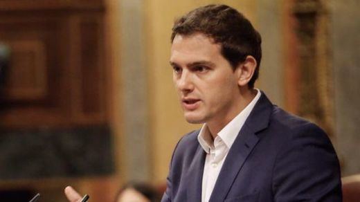 Rivera continúa el discurso de Rajoy y descalifica la 