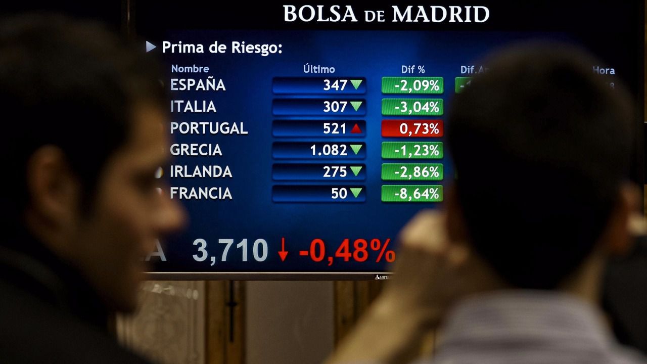 El Ibex maquilla la caída acumulada durante la semana