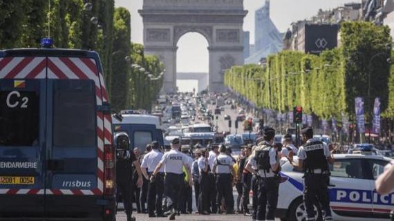 ¿Atentado islamista?: un hombre armado embiste a un coche policial en París y muere al estallar su vehículo