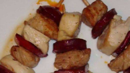 Brochetas de carne y pollo