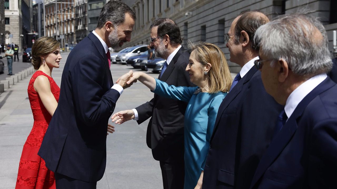 El Rey ensalza la renuncia "a imponer" la visión de España de cada uno de los primeros parlamentarios de la democracia