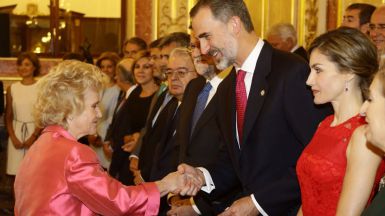 La defensora del Pueblo y diputada de la Legislatura Constituyente, Soledad Becerril, recibe la insignia conmemorativa de manos del Rey Felipe VI en el 40 aniversario de las elecciones de 1977