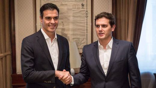 Rivera acepta buscar acuerdos de regeneración con el PSOE mientras negocia con el PP en lo económico