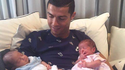 Cristiano Ronaldo enseña a sus dos nuevos hijos de vientre de alquiler