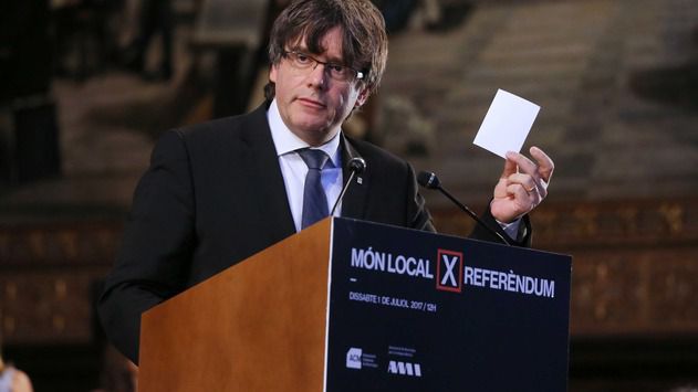 Puigdemont anima a los alcaldes soberanistas a seguir dando "miedo" con el referéndum de Cataluña