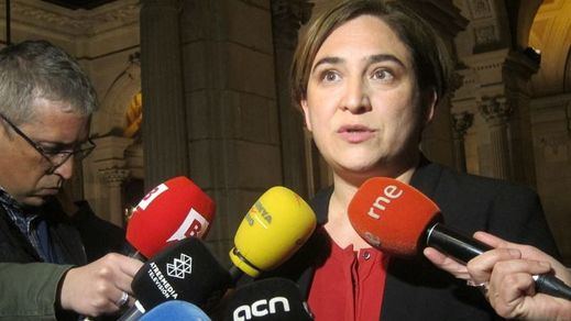 Todos contra Ada Colau: la alcaldesa de Barcelona, víctima de su apoyo al referéndum