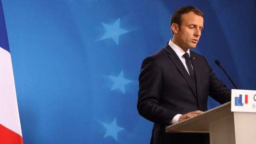 Macron, crecido, planteará un referéndum para la reforma de la República francesa