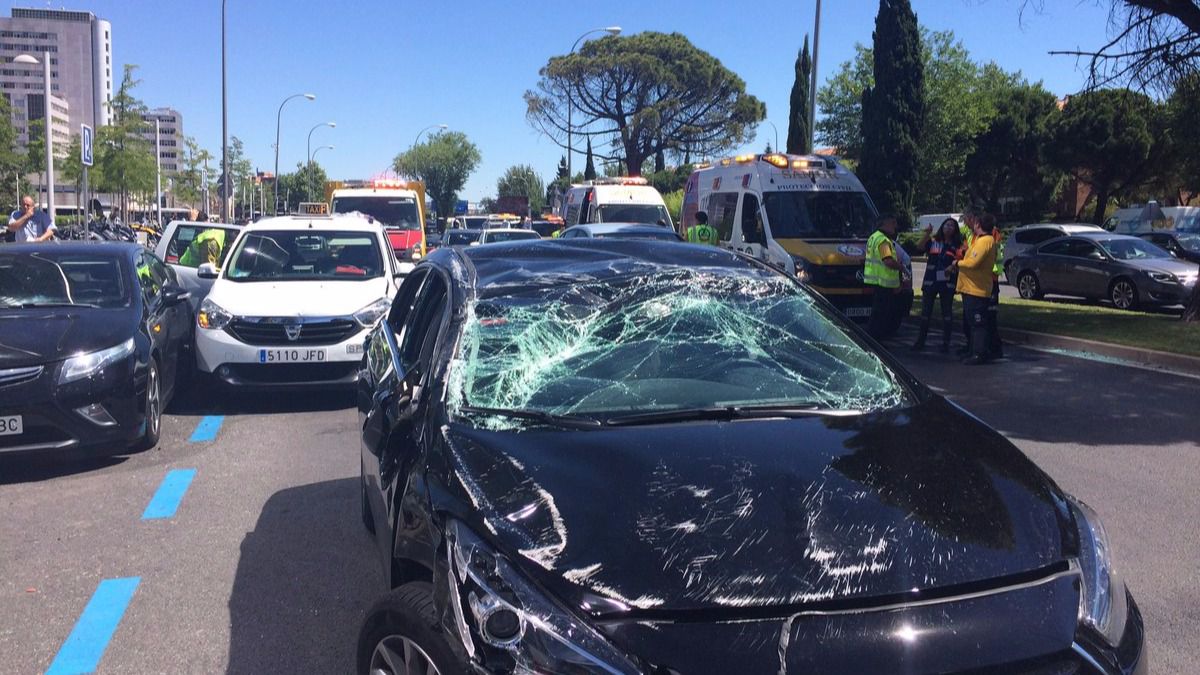 Un VTC de Uber sale disparado en pleno centro de Madrid tras chocar con un taxi