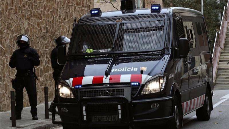 Un hombre asalta el tanatorio de Gavà (Barcelona) con un fusil de asalto y hiere de gravedad a dos policías