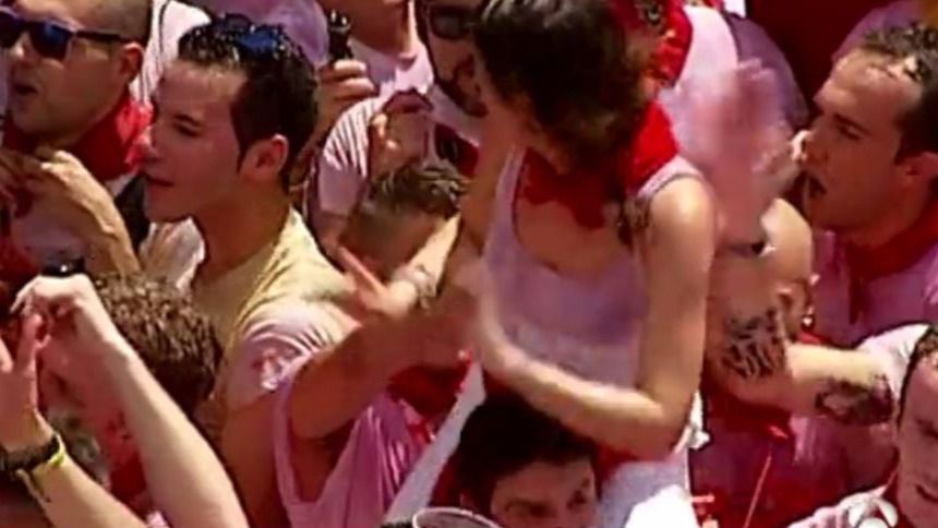 Las cámaras de televisión captan el acoso sexual de los San Fermines