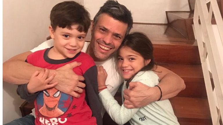 Leopoldo López se reúne con sus hijos y llama a "la resistencia" en las calles venezolanas