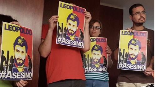 Miembros de la CUP con carteles contra Leopoldo López